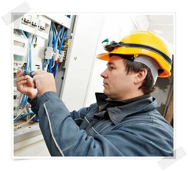 Imagem com um eletricista em SP fazendo reparo elétrico